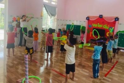 Hoạt động: Tung bóng lên cao và bắt bóng của các cháu lớp mẫu giáo ghép