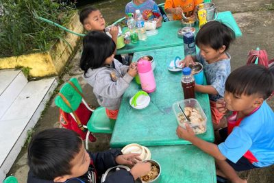 Giờ hoạt động ăn, ngủ,của lớp mẫu giáo ghép