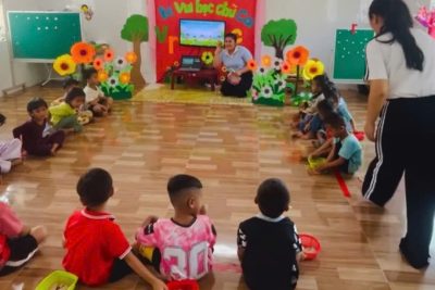 Hoạt động làm quen chữ cái v,r của lớp mẫu giáo ghép