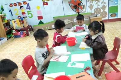 Hoạt động trải nghiệm – làm thiệp, vẽ hoa  tặng mẹ nhân ngày 8/3 của bé trường mầm non Ba Nam