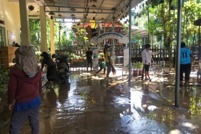 Phụ huynh cùng các cô giáo dọn vệ sinh sau những ngày mưa
