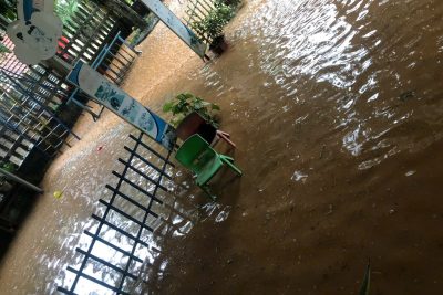 Những ngày mưa lớn tí là trường em lại đong đầy nước. Thương quá!