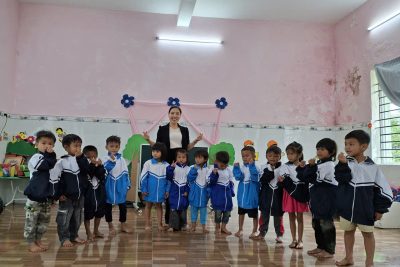 Cảm ơn Thầy Nguyễn Hải Dương – ĐUV – Phó hiệu trưởng trường Tiểu học và Trung học cơ sở Ba Lế đã kết nôi tấm lòng của Bác sĩ Phan Ngọc Duy Cần- Bệnh viên Nhi đồng 1 và gửi tặng 54 chiếc áo khoác đến với 54 trẻ em Trường MN Ba Nam